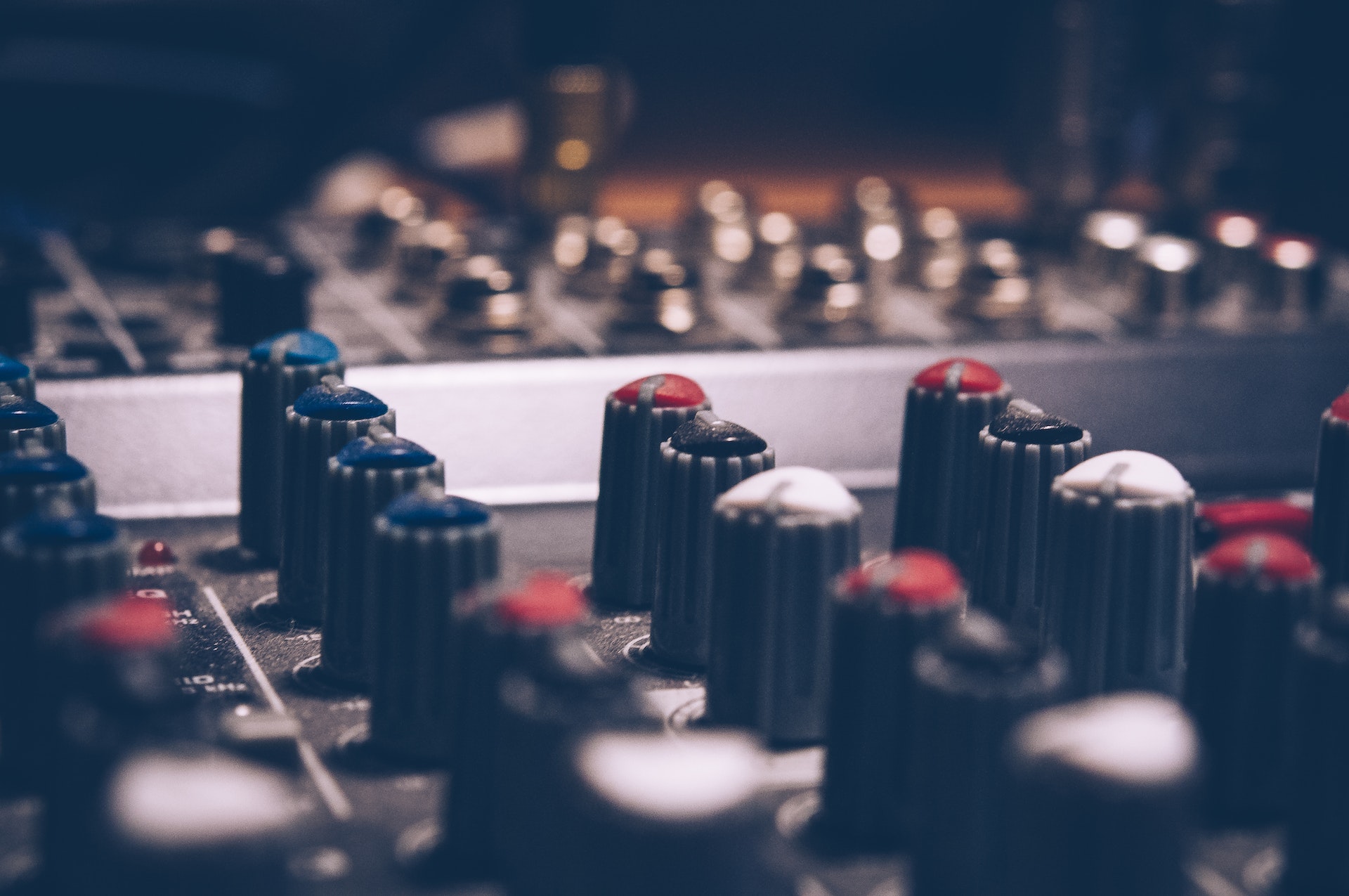 Audio equalizer by Hendrik B (Pexels)